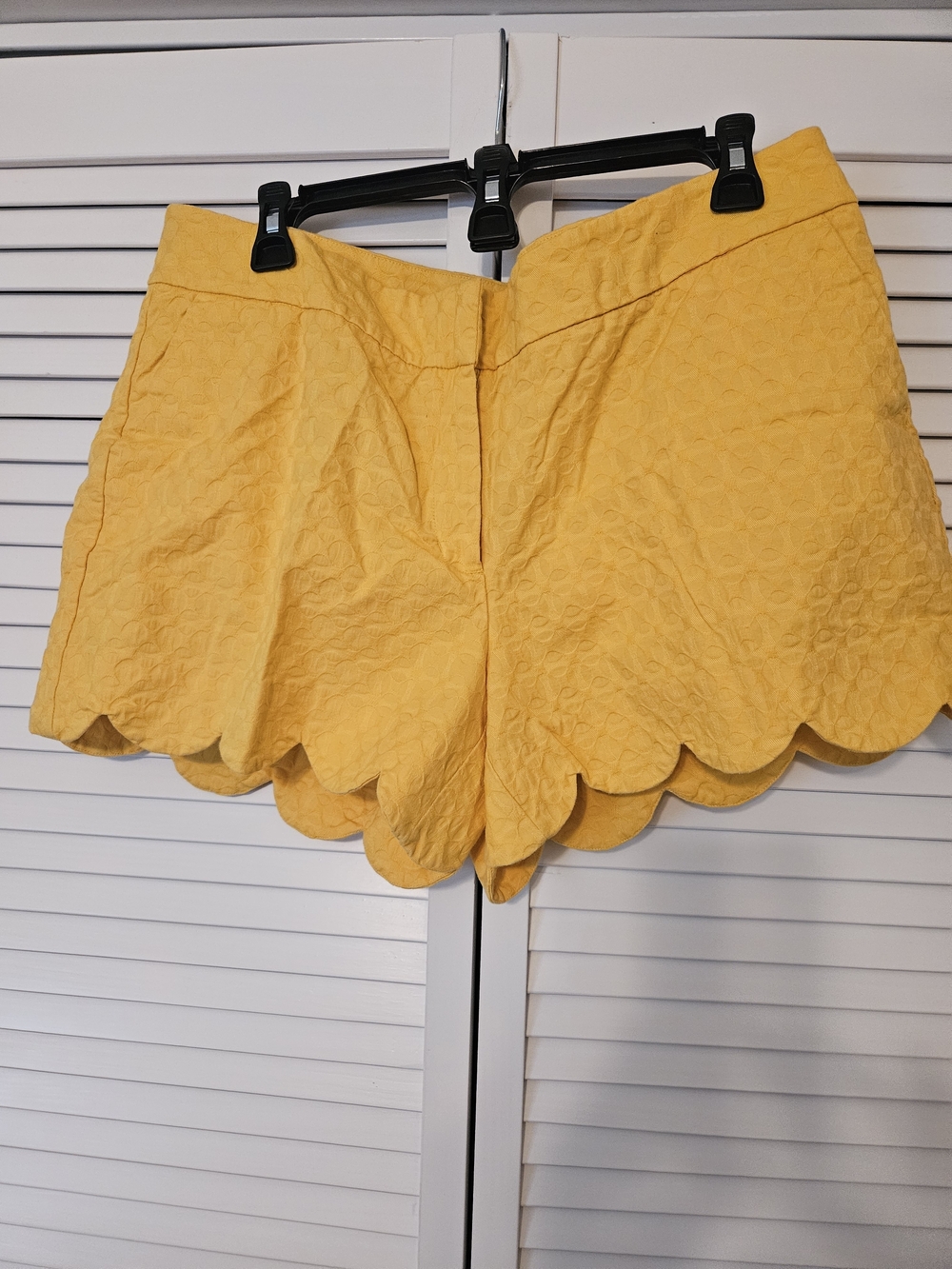 crown & ivy Yellow Scallop-Hem High-Waist Shorts